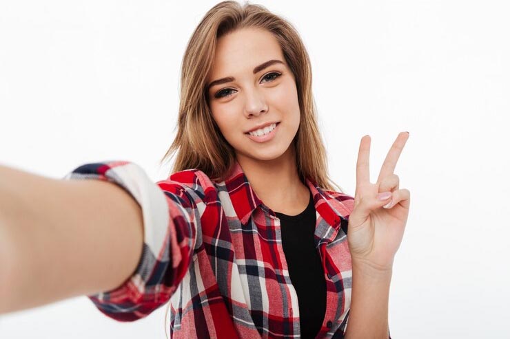 Use Hand Gestures to Add Effects to FaceTime Video Calls